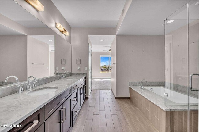 Building Photo - 4803 N Woodmere Fairway