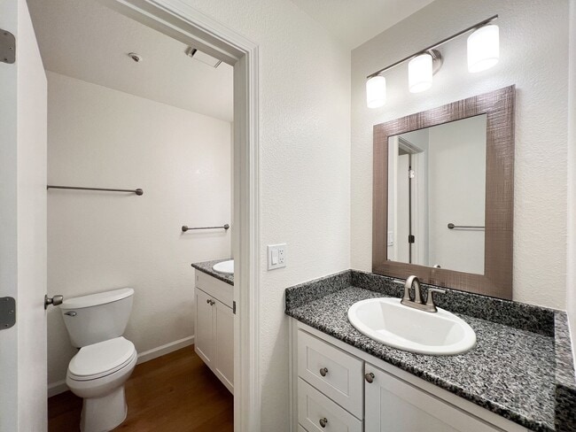 Building Photo - Renovated One Bedroom Condo with Single Ca...