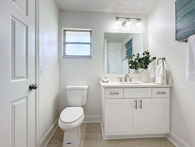 Building Photo - Gorgeous 2-Bedroom, 2 Bath