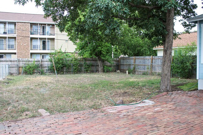 Building Photo - OLMOS PARK TERRACE DUPLEX