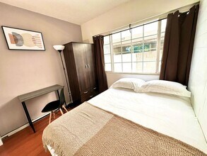 Building Photo - A 3 bedroom, 1 bathroom apartment with a d...