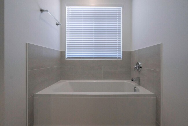 Building Photo - Well Maintained, 3 Bedroom and 2.5 Bathroom Townhome in Desert Color! Internet Included!