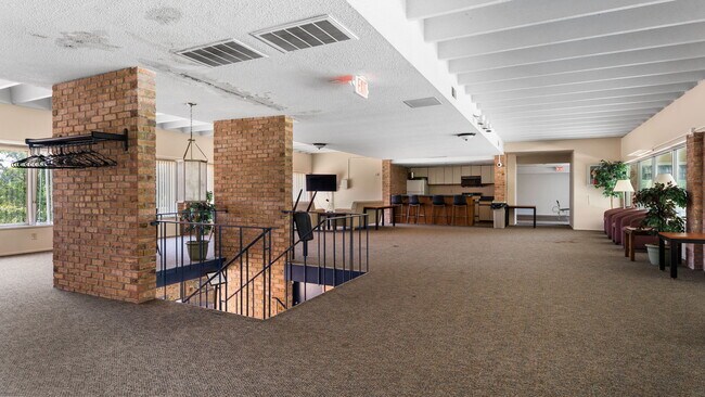 Building Photo - 1225 S Maple Rd