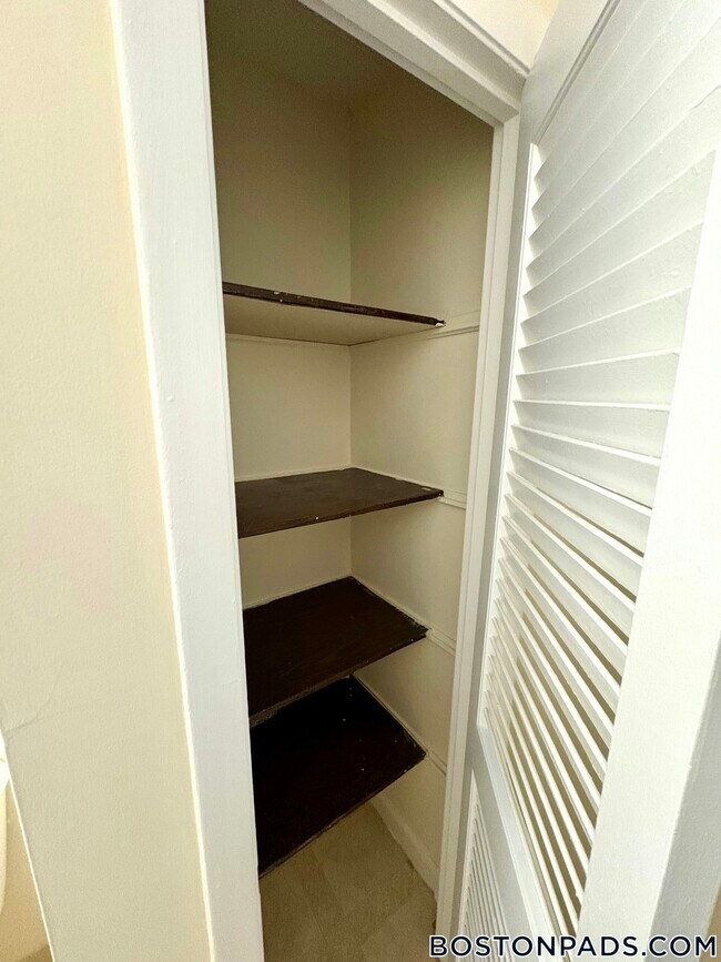 Building Photo - 122 Dustin St