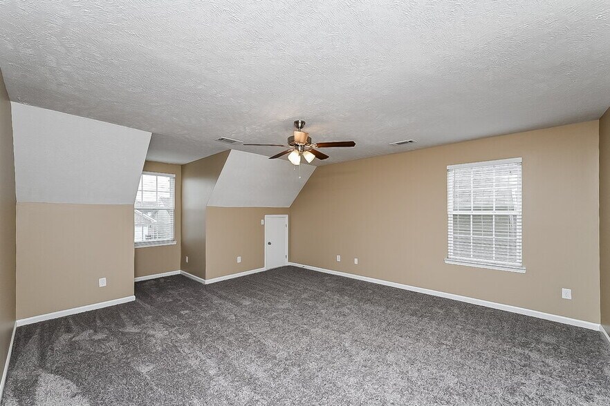 Building Photo - 319 Sarna Dr