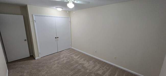 Building Photo - Townhome convenient to shopping and schools