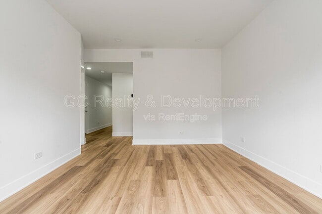 Building Photo - 3744 N Wilton Ave