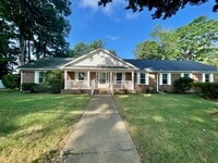 Building Photo - Waterfront Ranch Home - Excellent School Z...