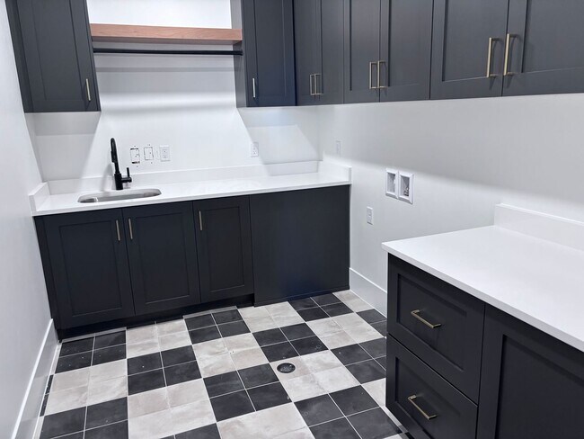 Building Photo - Beautiful 5 bed 4 bath home in Desert Canyon