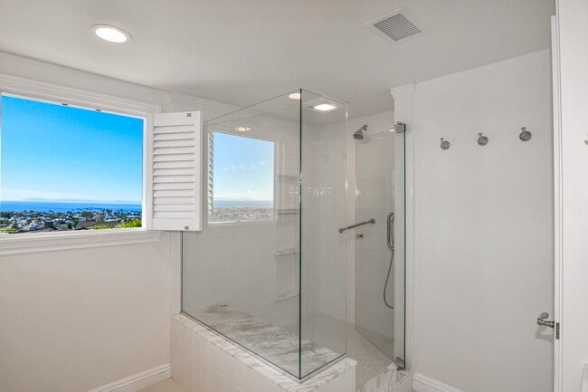 Building Photo - 4 White Water Dr