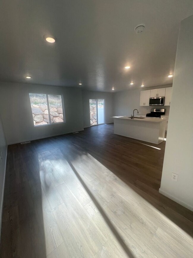 Building Photo - Beautiful spacious 3 bedroom, 2.5 bathroom house located in Cedar City!