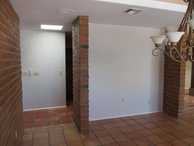 Building Photo - 4 bedroom 2.5 Bath