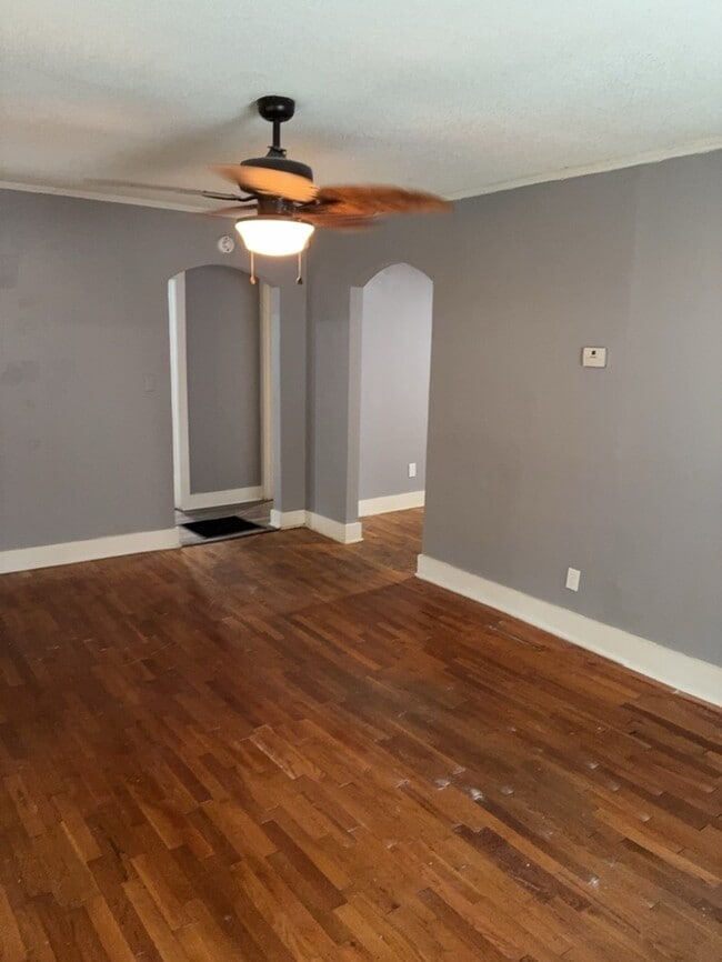 Building Photo - 715 Delia St