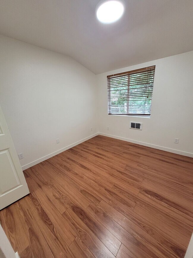 Building Photo - MOVE IN SPECIAL $1000 Off!   4BD/2BA, 1850 SQ FT Duplex located in the desirable Washburne Distri...