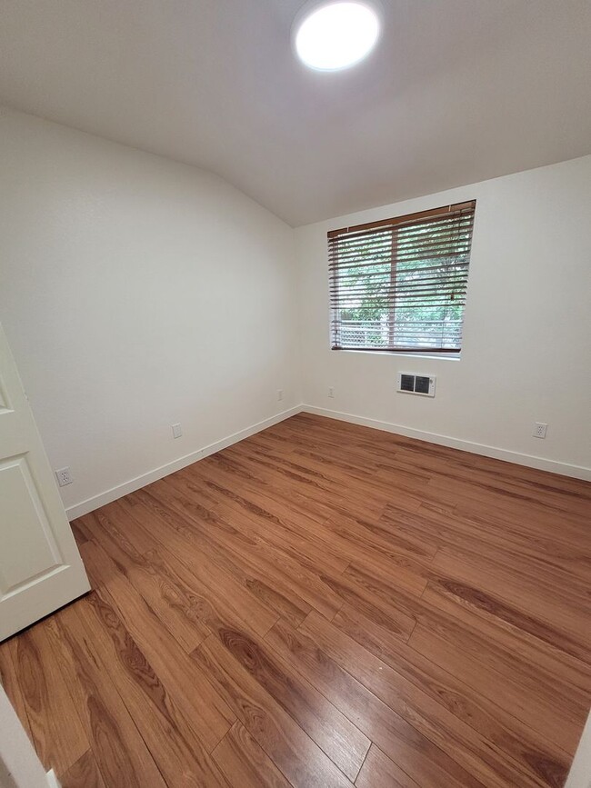 Building Photo - MOVE IN SPECIAL $1,000 OFF   4BD/2BA Duplex