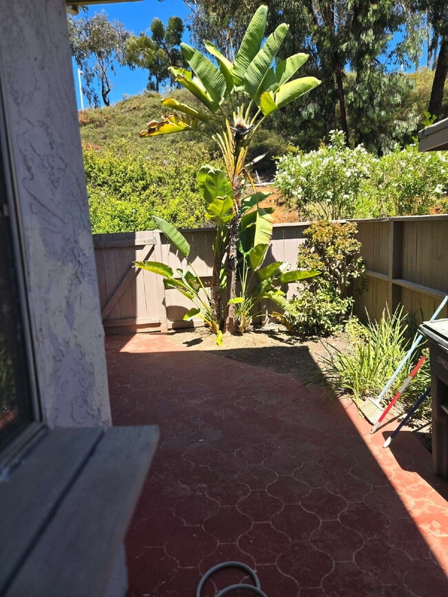 Building Photo - Spacious 3-bed, 2-bath condo is located in the heart of UTC, right on the UCSD bus line! It featu...