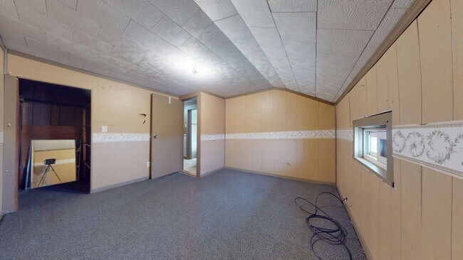 Building Photo - Crestview Schools, large garage & barn on about 2 acres