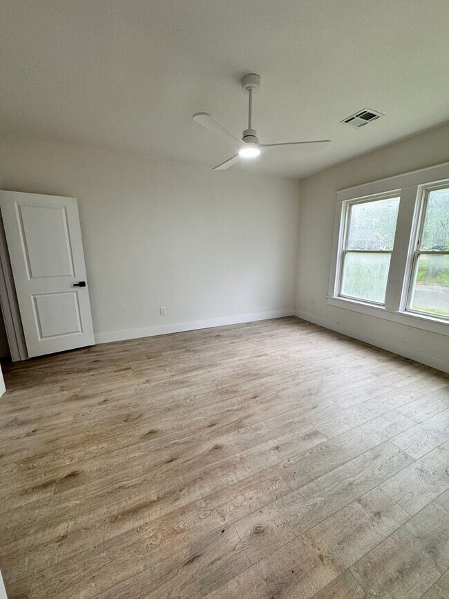 Building Photo - Freshly remodeled duplex available for rent!