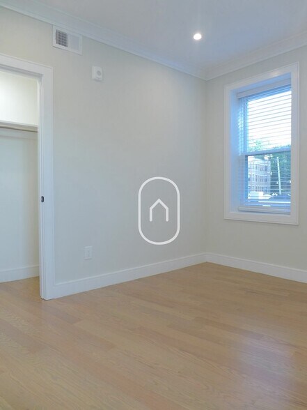 Building Photo - 164 Kelton St