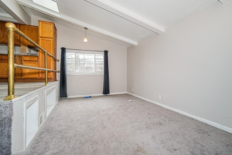 Building Photo - 651 Voelker Ave