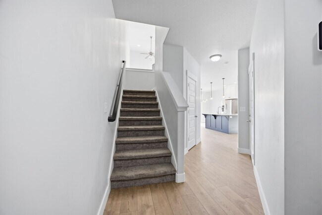 Building Photo - Stunning townhome on Sleepy Ridge