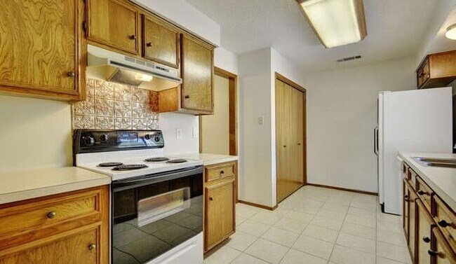Building Photo - 400 Greenwood Dr