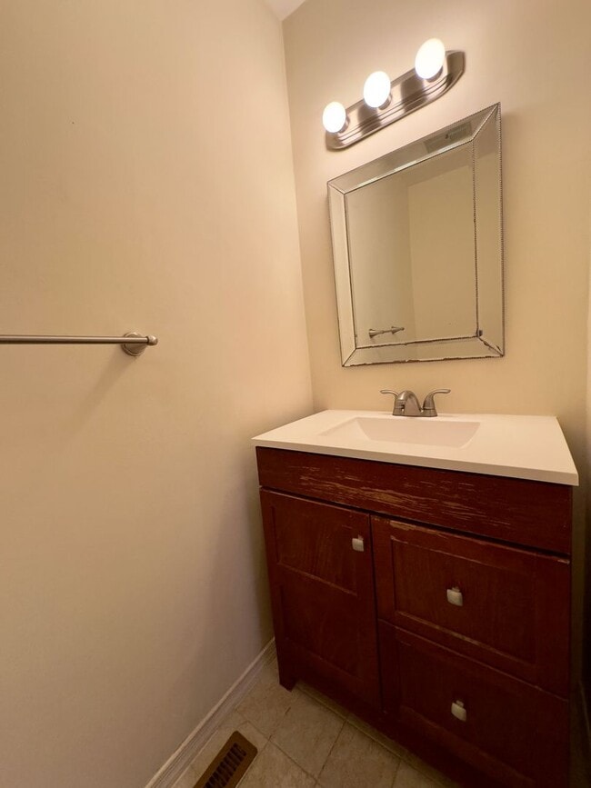 Building Photo - Spacious 4Bed/3.5Bath in Woodlawn