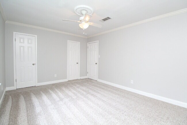 Building Photo - Updated Northeast Pensacola 3BR End-Unit Townhome Near UWF & Cordova Mall with Fresh Paint, New C...