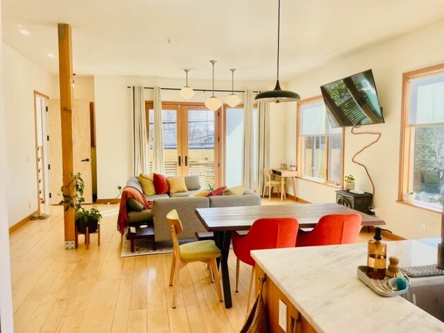 Building Photo - 231 NE Hancock St