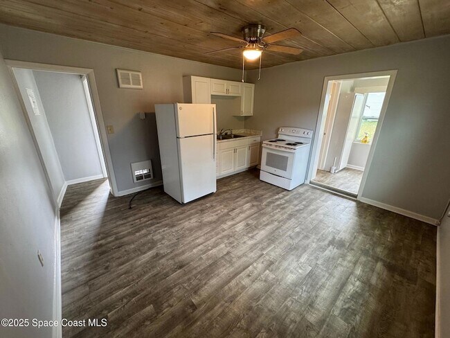 Building Photo - 2095 Pineapple Ave