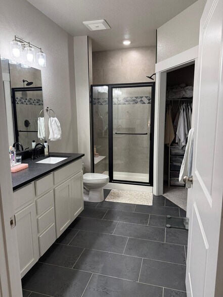 Building Photo - 827 Schlagel St