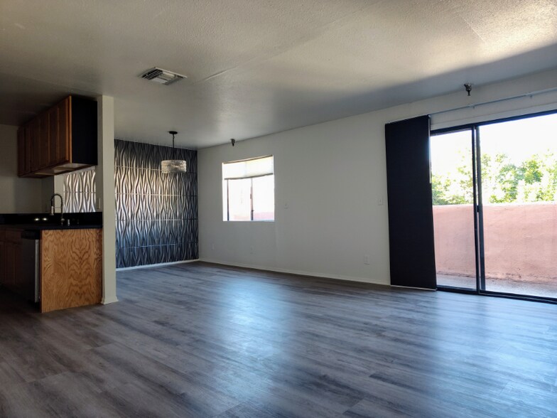 Building Photo - 14746 Delano St