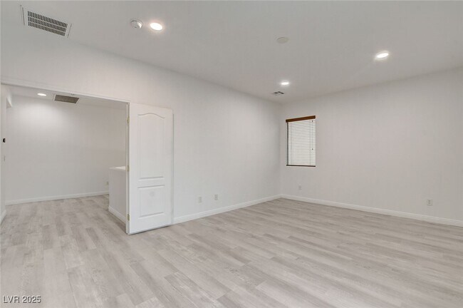 Building Photo - 8125 Chestnut Hollow Ave