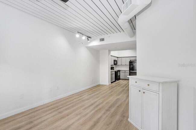 Building Photo - 2440 W Horatio St