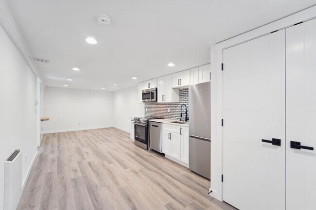 Building Photo - 2 bedroom in Seattle WA 98117