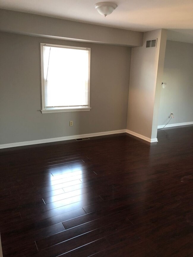 Building Photo - 2 bedrrom + basement Townhouse with Waterviews in Bristol. Large Private Backyard w Deck.