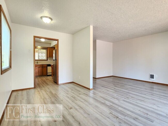 Building Photo - 1117 NE 181st Ave