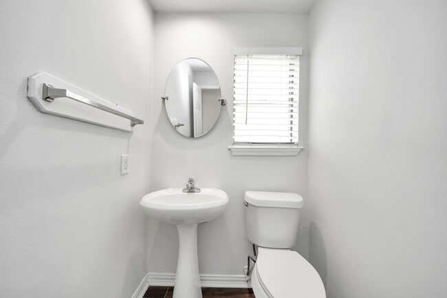 Building Photo - 5310 Oak Cove Dr