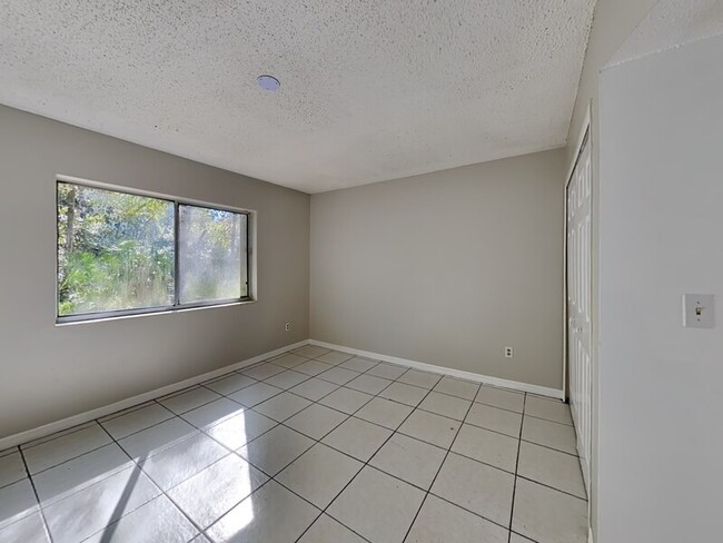 Building Photo - 2549 S Oak Ave