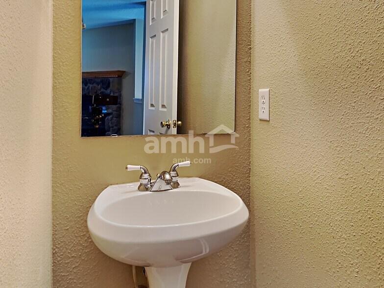Building Photo - 10981 Clear Spring Dr
