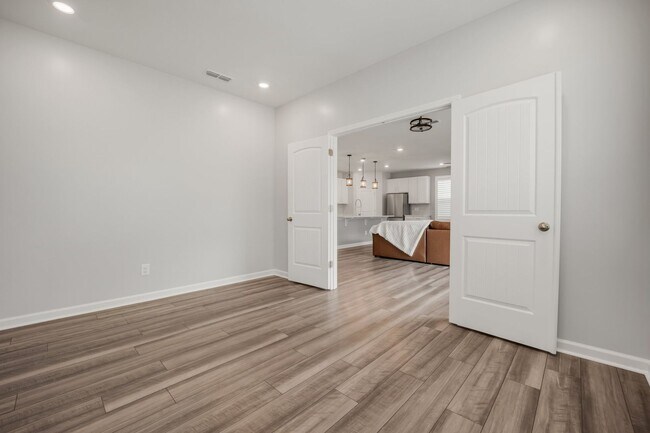 Building Photo - Spacious 5-Bedroom Home with Modern Upgrad...