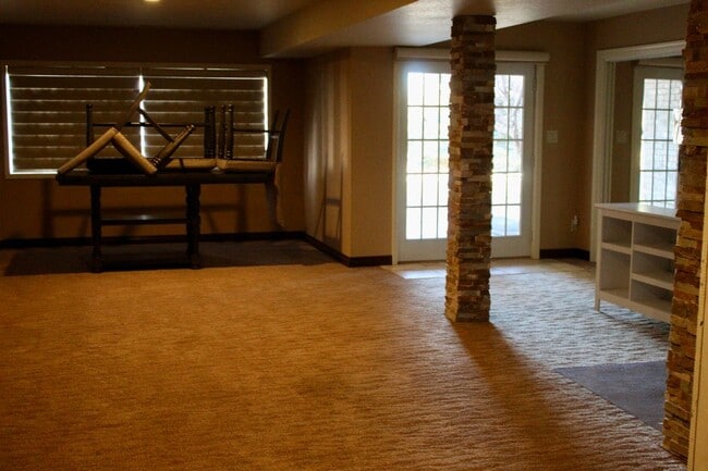 Building Photo - 2 bedroom Golf course Condo