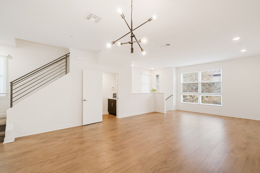 Building Photo - 2700 E Chaucer St