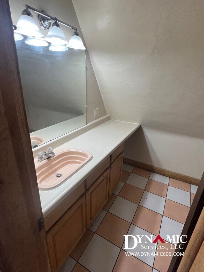 Building Photo - 641 S Dakota Ave