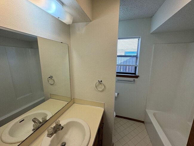 Building Photo - 3 bed 2 bath in Norman, West side, close to everything! cute and clean ready for move in!