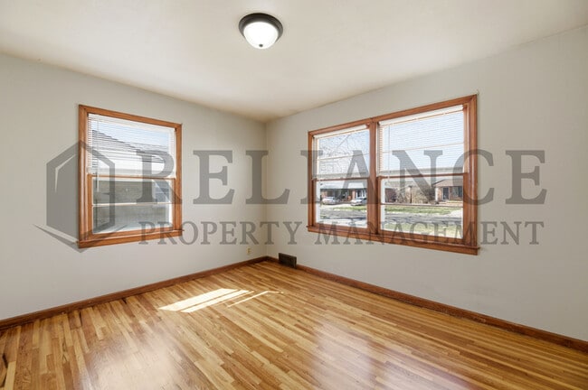 Building Photo - 2242 S Ridgewood Dr