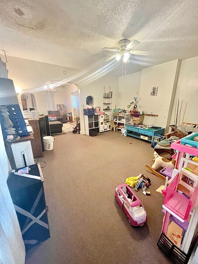 Building Photo - 255-257 N Spring St