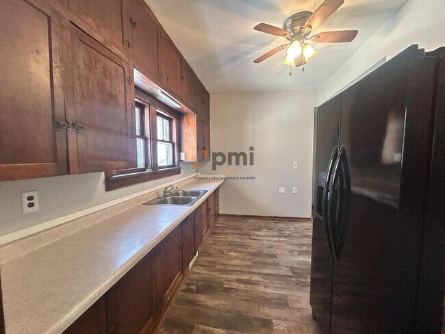 Building Photo - 6 Willow St