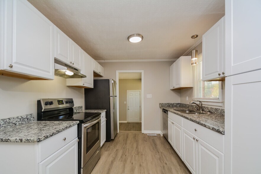 Building Photo - 185 Sandclay Dr