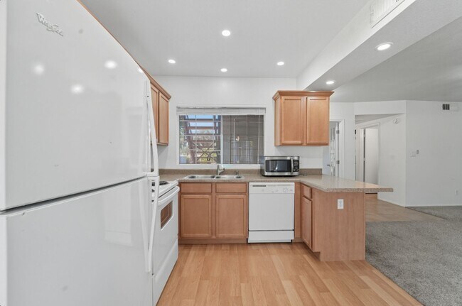 Building Photo - Spacious 3 Bed/2 Bath Home in Lush Crestvi...